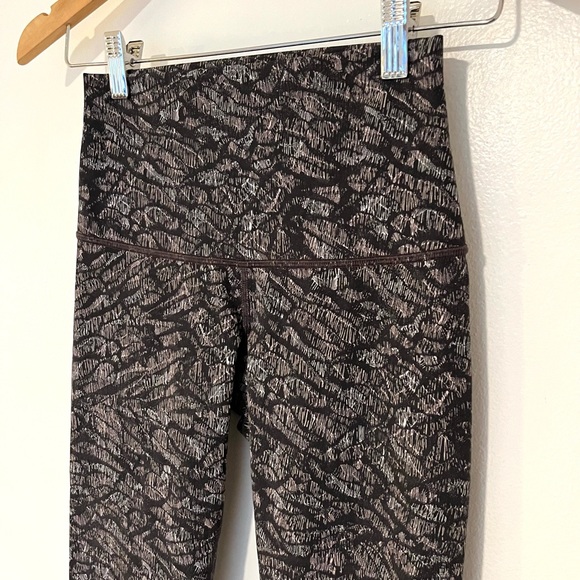 Lululemon Wunder Under Crop Scallop Full-On Luxtreme in Origami Lace Mul… - Picture 8 of 9